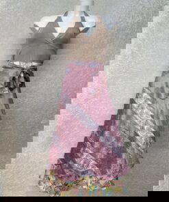 Vintage sari wikkelrok uit India, die aan twee kanten te dragen is. Dubbelzijdig dus! Gemaakt van tweedehands sari's dus elke rok is uniek. Past met maten XS-XXL. Upcycled en recycled fashion uit India.