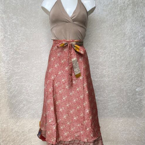 Vintage sari wikkelrok uit India, die aan twee kanten te dragen is. Dubbelzijdig dus! Gemaakt van tweedehands sari's dus elke rok is uniek. Past met maten XS-XXL. Upcycled en recycled fashion uit India.