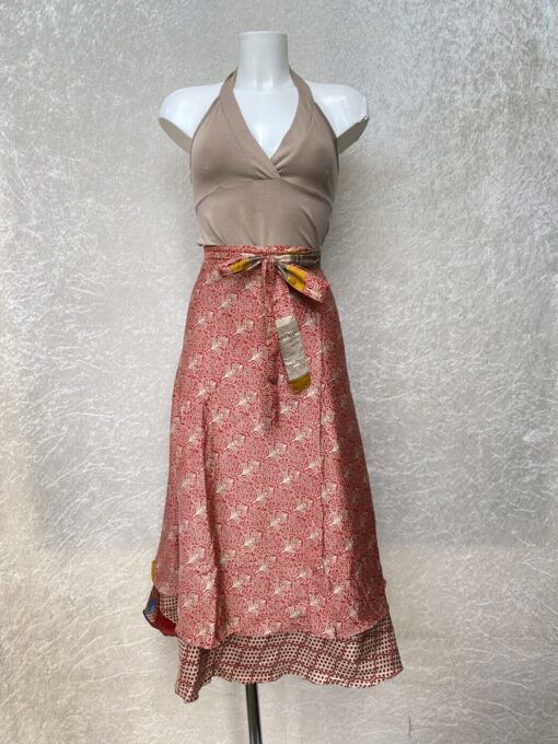 Vintage sari wikkelrok uit India, die aan twee kanten te dragen is. Dubbelzijdig dus! Gemaakt van tweedehands sari's dus elke rok is uniek. Past met maten XS-XXL. Upcycled en recycled fashion uit India.