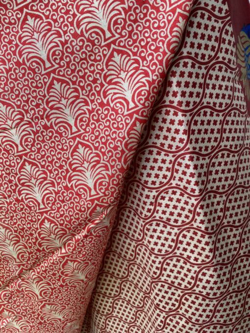 Vintage sari wikkelrok uit India, die aan twee kanten te dragen is. Dubbelzijdig dus! Gemaakt van tweedehands sari's dus elke rok is uniek. Past met maten XS-XXL. Upcycled en recycled fashion uit India.
