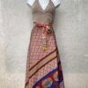 Vintage sari wikkelrok uit India, die aan twee kanten te dragen is. Dubbelzijdig dus! Gemaakt van tweedehands sari's dus elke rok is uniek. Past met maten XS-XXL. Upcycled en recycled fashion uit India.