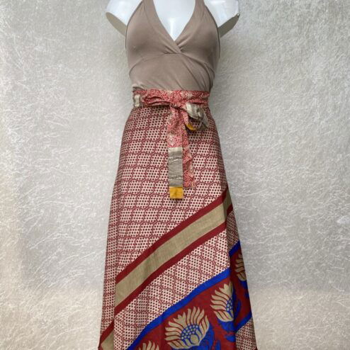 Vintage sari wikkelrok uit India, die aan twee kanten te dragen is. Dubbelzijdig dus! Gemaakt van tweedehands sari's dus elke rok is uniek. Past met maten XS-XXL. Upcycled en recycled fashion uit India.