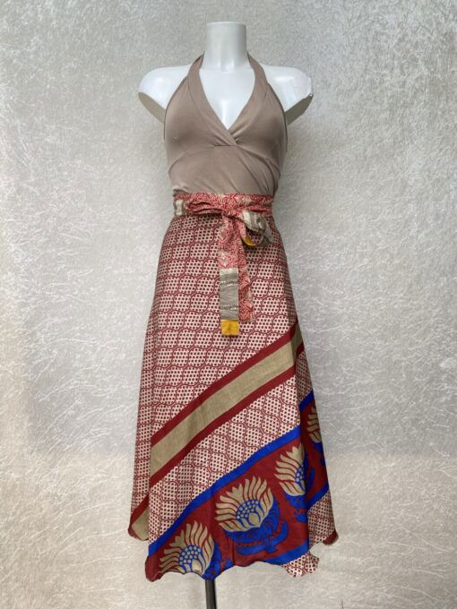 Vintage sari wikkelrok uit India, die aan twee kanten te dragen is. Dubbelzijdig dus! Gemaakt van tweedehands sari's dus elke rok is uniek. Past met maten XS-XXL. Upcycled en recycled fashion uit India.