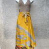 Vintage sari wikkelrok uit India, die aan twee kanten te dragen is. Dubbelzijdig dus! Gemaakt van tweedehands sari's dus elke rok is uniek. Past met maten XS-XXL. Upcycled en recycled fashion uit India.