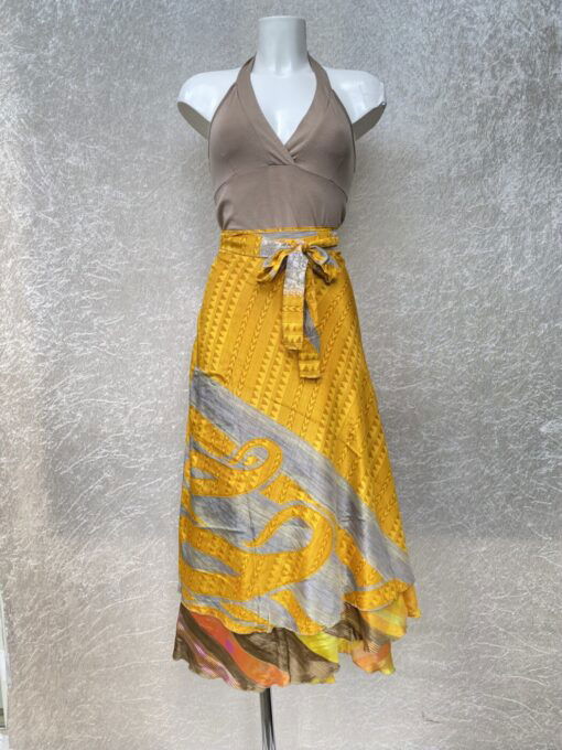 Vintage sari wikkelrok uit India, die aan twee kanten te dragen is. Dubbelzijdig dus! Gemaakt van tweedehands sari's dus elke rok is uniek. Past met maten XS-XXL. Upcycled en recycled fashion uit India.