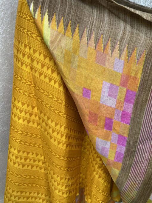 Vintage sari wikkelrok uit India, die aan twee kanten te dragen is. Dubbelzijdig dus! Gemaakt van tweedehands sari's dus elke rok is uniek. Past met maten XS-XXL. Upcycled en recycled fashion uit India.