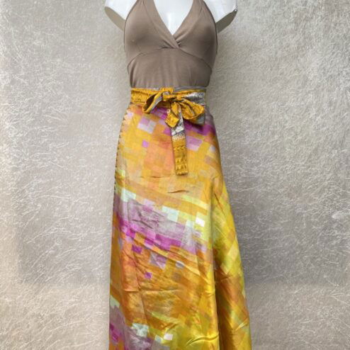 Vintage sari wikkelrok uit India, die aan twee kanten te dragen is. Dubbelzijdig dus! Gemaakt van tweedehands sari's dus elke rok is uniek. Past met maten XS-XXL. Upcycled en recycled fashion uit India.