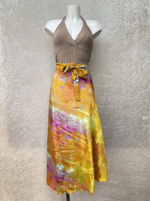 Vintage sari wikkelrok uit India, die aan twee kanten te dragen is. Dubbelzijdig dus! Gemaakt van tweedehands sari's dus elke rok is uniek. Past met maten XS-XXL. Upcycled en recycled fashion uit India.