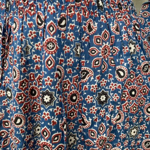 Schitterende zomerjurk, gemaakt van blockprint stof die geheel met de hand gestempeld is. Superacht elastiek net onder de borst voor een mooie snit. Honderd procent katoen en past maat XS-XXL tot en met Cupmaat G