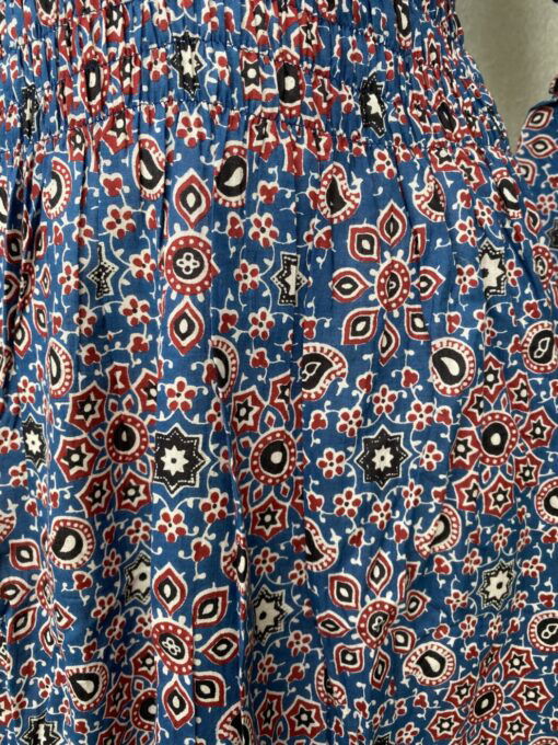 Schitterende zomerjurk, gemaakt van blockprint stof die geheel met de hand gestempeld is. Superacht elastiek net onder de borst voor een mooie snit. Honderd procent katoen en past maat XS-XXL tot en met Cupmaat G