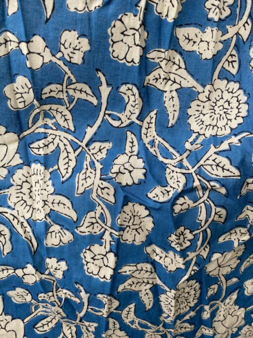 Schitterende zomerjurk, gemaakt van blockprint stof die geheel met de hand gestempeld is. Superacht elastiek net onder de borst voor een mooie snit. Honderd procent katoen en past maat XS-XXL tot en met Cupmaat G