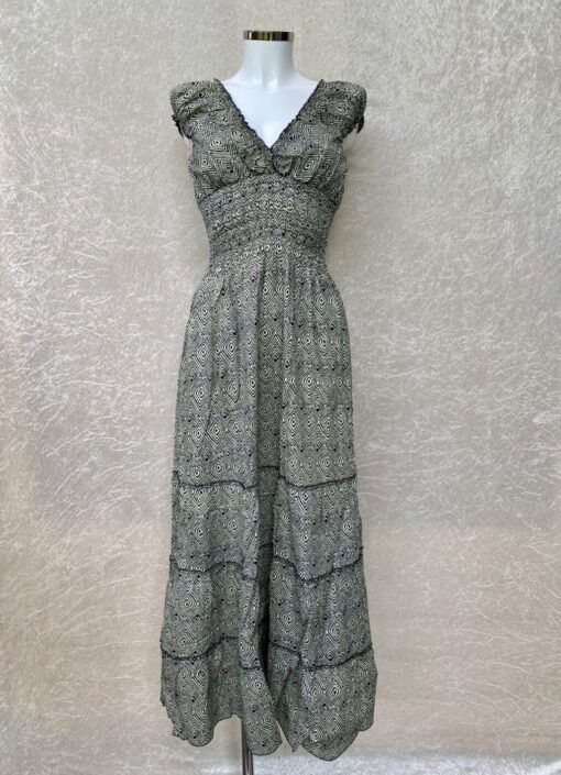 Schitterende zomerjurk, gemaakt van blockprint stof die geheel met de hand gestempeld is. Honderd procent katoen en past maat XS-XL .