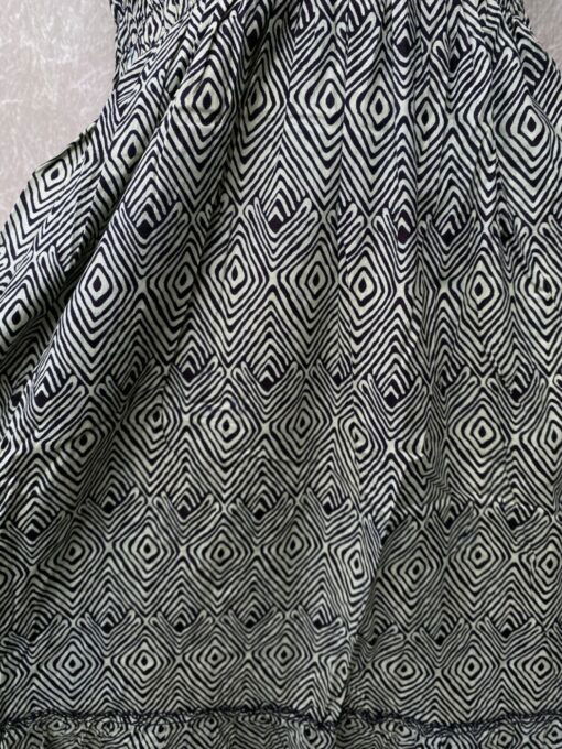 Schitterende zomerjurk, gemaakt van blockprint stof die geheel met de hand gestempeld is. Honderd procent katoen en past maat XS-XL .