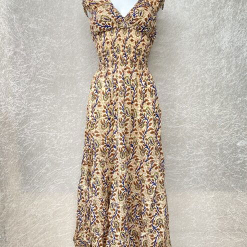 Schitterende zomerjurk, gemaakt van blockprint stof die geheel met de hand gestempeld is. Superacht elastiek net onder de borst voor een mooie snit. Honderd procent katoen en past maat XS-XXL tot en met Cupmaat G