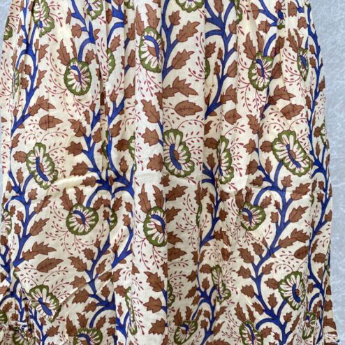 Schitterende zomerjurk, gemaakt van blockprint stof die geheel met de hand gestempeld is. Superacht elastiek net onder de borst voor een mooie snit. Honderd procent katoen en past maat XS-XXL tot en met Cupmaat G