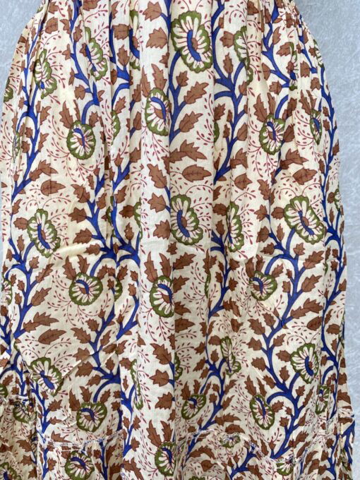 Schitterende zomerjurk, gemaakt van blockprint stof die geheel met de hand gestempeld is. Superacht elastiek net onder de borst voor een mooie snit. Honderd procent katoen en past maat XS-XXL tot en met Cupmaat G