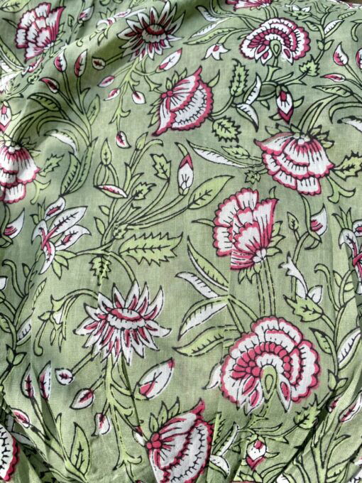 Schitterende zomerjurk, gemaakt van blockprint stof die geheel met de hand gestempeld is. Superacht elastiek net onder de borst voor een mooie snit. Honderd procent katoen en past maat XS-XXL tot en met Cupmaat G