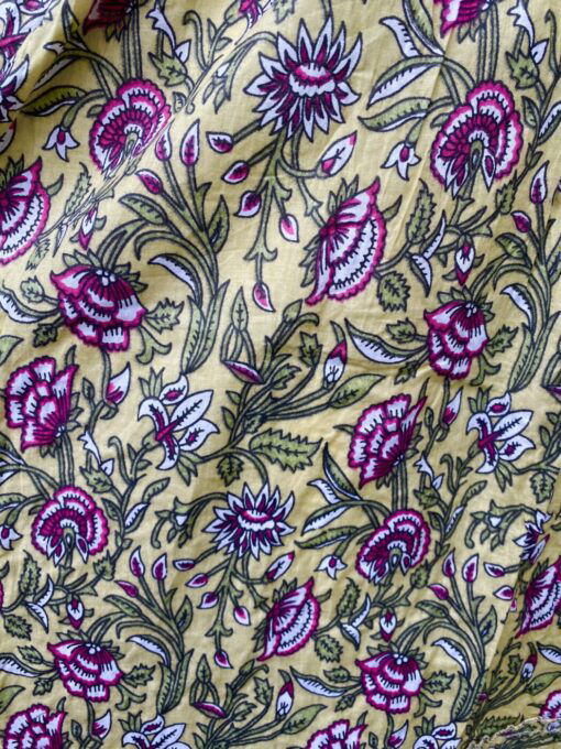 Schitterende zomerjurk, gemaakt van blockprint stof die geheel met de hand gestempeld is. Superacht elastiek net onder de borst voor een mooie snit. Honderd procent katoen en past maat XS-XXL tot en met Cupmaat G