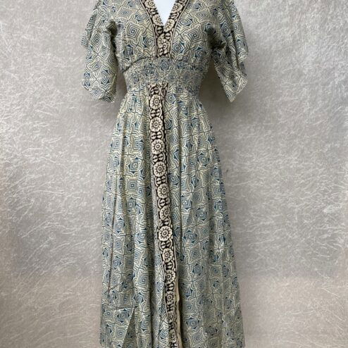 Schitterende zomerjurk, gemaakt van blockprint stof die geheel met de hand gestempeld is. Superacht elastiek net onder de borst voor een mooie snit. Honderd procent katoen en past maat XS-XXL tot en met Cupmaat G