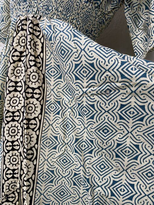 Schitterende zomerjurk, gemaakt van blockprint stof die geheel met de hand gestempeld is. Superacht elastiek net onder de borst voor een mooie snit. Honderd procent katoen en past maat XS-XXL tot en met Cupmaat G