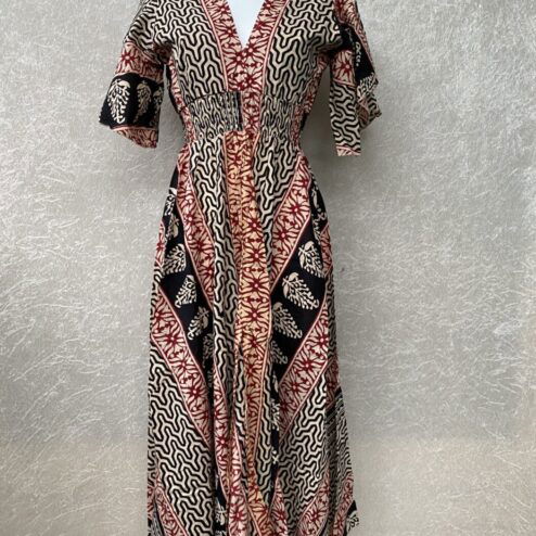 Schitterende zomerjurk, gemaakt van blockprint stof die geheel met de hand gestempeld is. Superacht elastiek net onder de borst voor een mooie snit. Honderd procent katoen en past maat XS-XXL tot en met Cupmaat G