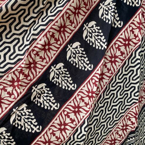 Schitterende zomerjurk, gemaakt van blockprint stof die geheel met de hand gestempeld is. Superacht elastiek net onder de borst voor een mooie snit. Honderd procent katoen en past maat XS-XXL tot en met Cupmaat G