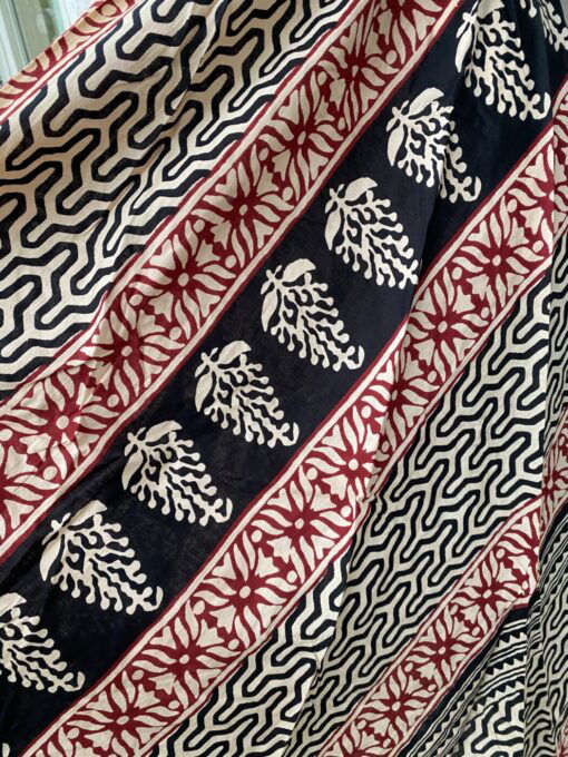 Schitterende zomerjurk, gemaakt van blockprint stof die geheel met de hand gestempeld is. Superacht elastiek net onder de borst voor een mooie snit. Honderd procent katoen en past maat XS-XXL tot en met Cupmaat G