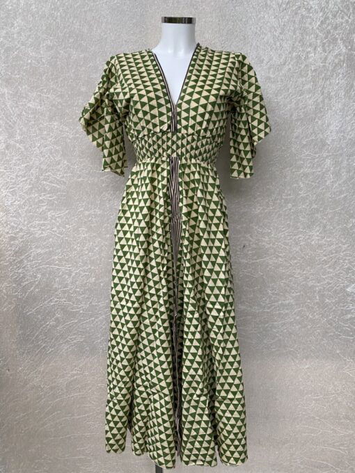 Schitterende zomerjurk, gemaakt van blockprint stof die geheel met de hand gestempeld is. Superacht elastiek net onder de borst voor een mooie snit. Honderd procent katoen en past maat XS-XXL tot en met Cupmaat G