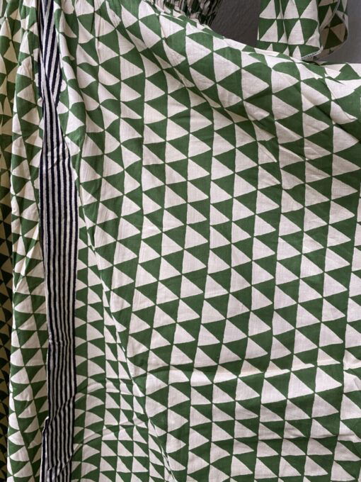Schitterende zomerjurk, gemaakt van blockprint stof die geheel met de hand gestempeld is. Superacht elastiek net onder de borst voor een mooie snit. Honderd procent katoen en past maat XS-XXL tot en met Cupmaat G