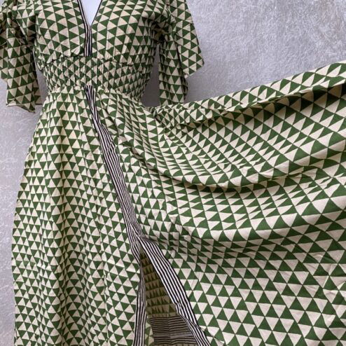 Schitterende zomerjurk, gemaakt van blockprint stof die geheel met de hand gestempeld is. Superacht elastiek net onder de borst voor een mooie snit. Honderd procent katoen en past maat XS-XXL tot en met Cupmaat G