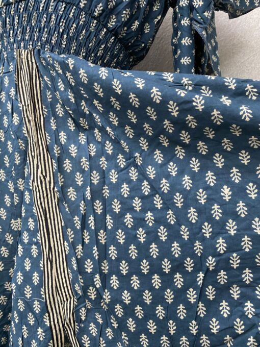 Schitterende zomerjurk, gemaakt van blockprint stof die geheel met de hand gestempeld is. Superacht elastiek net onder de borst voor een mooie snit. Honderd procent katoen en past maat XS-XXL tot en met Cupmaat G