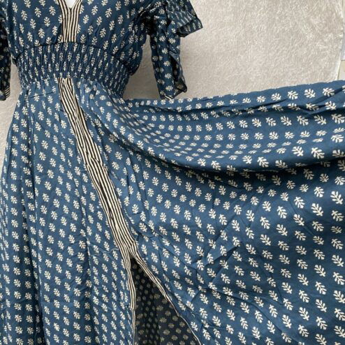 Schitterende zomerjurk, gemaakt van blockprint stof die geheel met de hand gestempeld is. Superacht elastiek net onder de borst voor een mooie snit. Honderd procent katoen en past maat XS-XXL tot en met Cupmaat G
