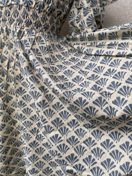 Schitterende zomerjurk, gemaakt van blockprint stof die geheel met de hand gestempeld is. Superacht elastiek net onder de borst voor een mooie snit. Honderd procent katoen en past maat XS-XXL tot en met Cupmaat G