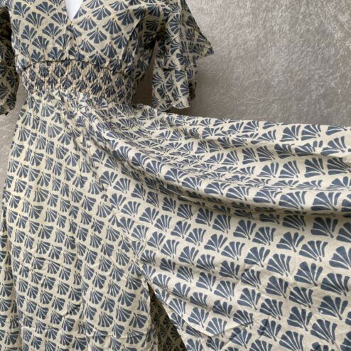 Schitterende zomerjurk, gemaakt van blockprint stof die geheel met de hand gestempeld is. Superacht elastiek net onder de borst voor een mooie snit. Honderd procent katoen en past maat XS-XXL tot en met Cupmaat G