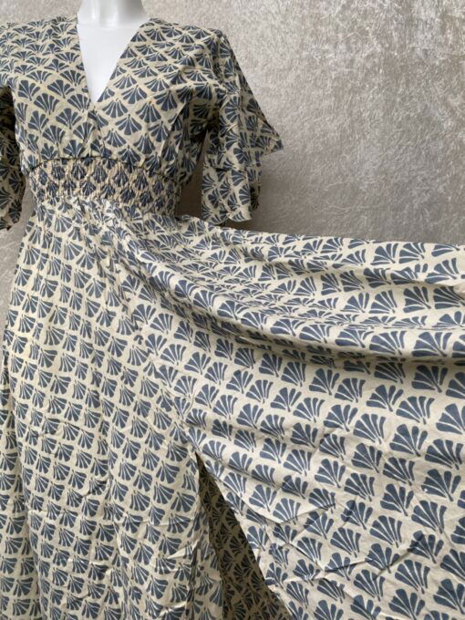 Schitterende zomerjurk, gemaakt van blockprint stof die geheel met de hand gestempeld is. Superacht elastiek net onder de borst voor een mooie snit. Honderd procent katoen en past maat XS-XXL tot en met Cupmaat G
