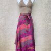Vintage sari wikkelrok uit India, die aan twee kanten te dragen is. Dubbelzijdig dus! Gemaakt van tweedehands sari's dus elke rok is uniek. Past met maten XS-XXL. Upcycled en recycled fashion uit India.