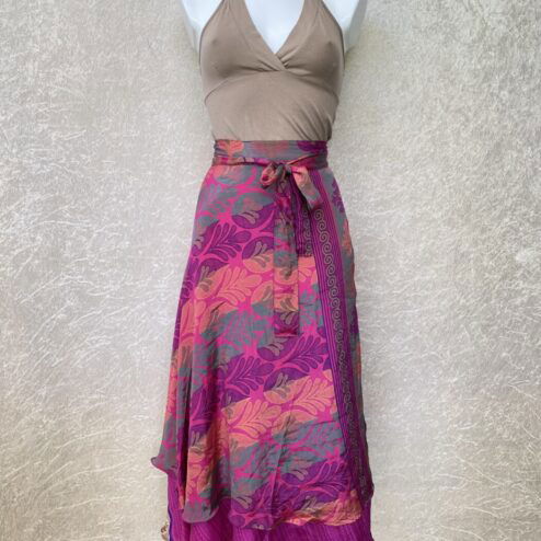 Vintage sari wikkelrok uit India, die aan twee kanten te dragen is. Dubbelzijdig dus! Gemaakt van tweedehands sari's dus elke rok is uniek. Past met maten XS-XXL. Upcycled en recycled fashion uit India.