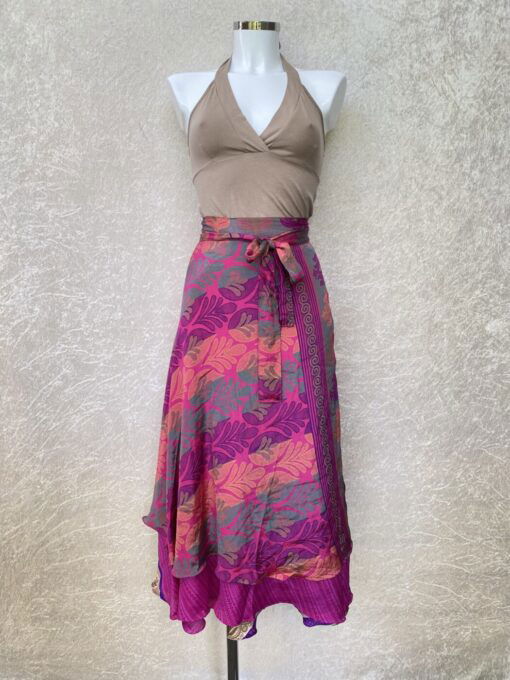 Vintage sari wikkelrok uit India, die aan twee kanten te dragen is. Dubbelzijdig dus! Gemaakt van tweedehands sari's dus elke rok is uniek. Past met maten XS-XXL. Upcycled en recycled fashion uit India.