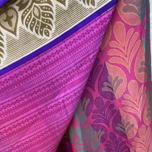 Vintage sari wikkelrok uit India, die aan twee kanten te dragen is. Dubbelzijdig dus! Gemaakt van tweedehands sari's dus elke rok is uniek. Past met maten XS-XXL. Upcycled en recycled fashion uit India.