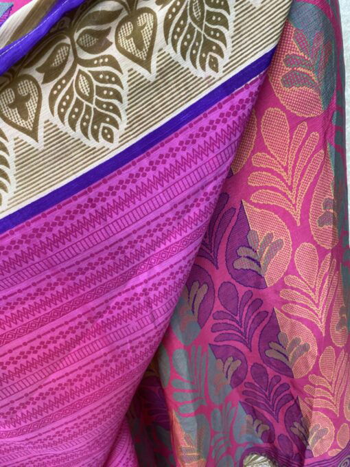 Vintage sari wikkelrok uit India, die aan twee kanten te dragen is. Dubbelzijdig dus! Gemaakt van tweedehands sari's dus elke rok is uniek. Past met maten XS-XXL. Upcycled en recycled fashion uit India.