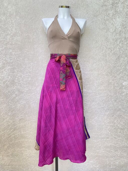 Vintage sari wikkelrok uit India, die aan twee kanten te dragen is. Dubbelzijdig dus! Gemaakt van tweedehands sari's dus elke rok is uniek. Past met maten XS-XXL. Upcycled en recycled fashion uit India.
