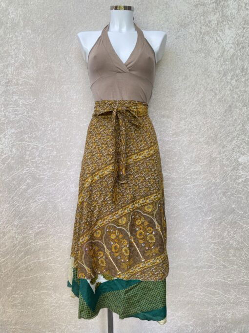 Vintage sari wikkelrok uit India, die aan twee kanten te dragen is. Dubbelzijdig dus! Gemaakt van tweedehands sari's dus elke rok is uniek. Past met maten XS-XXL. Upcycled en recycled fashion uit India.