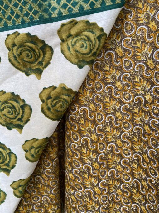 Vintage sari wikkelrok uit India, die aan twee kanten te dragen is. Dubbelzijdig dus! Gemaakt van tweedehands sari's dus elke rok is uniek. Past met maten XS-XXL. Upcycled en recycled fashion uit India.