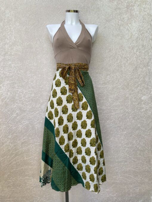Vintage sari wikkelrok uit India, die aan twee kanten te dragen is. Dubbelzijdig dus! Gemaakt van tweedehands sari's dus elke rok is uniek. Past met maten XS-XXL. Upcycled en recycled fashion uit India.