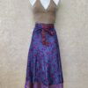 Vintage sari wikkelrok uit India, die aan twee kanten te dragen is. Dubbelzijdig dus! Gemaakt van tweedehands sari's dus elke rok is uniek. Past met maten XS-XXL. Upcycled en recycled fashion uit India.