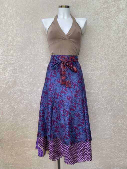 Vintage sari wikkelrok uit India, die aan twee kanten te dragen is. Dubbelzijdig dus! Gemaakt van tweedehands sari's dus elke rok is uniek. Past met maten XS-XXL. Upcycled en recycled fashion uit India.