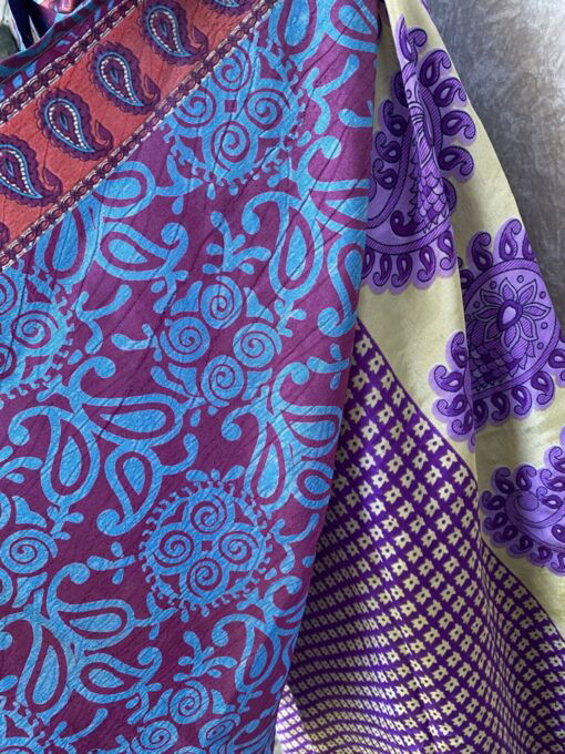 Vintage sari wikkelrok uit India, die aan twee kanten te dragen is. Dubbelzijdig dus! Gemaakt van tweedehands sari's dus elke rok is uniek. Past met maten XS-XXL. Upcycled en recycled fashion uit India.
