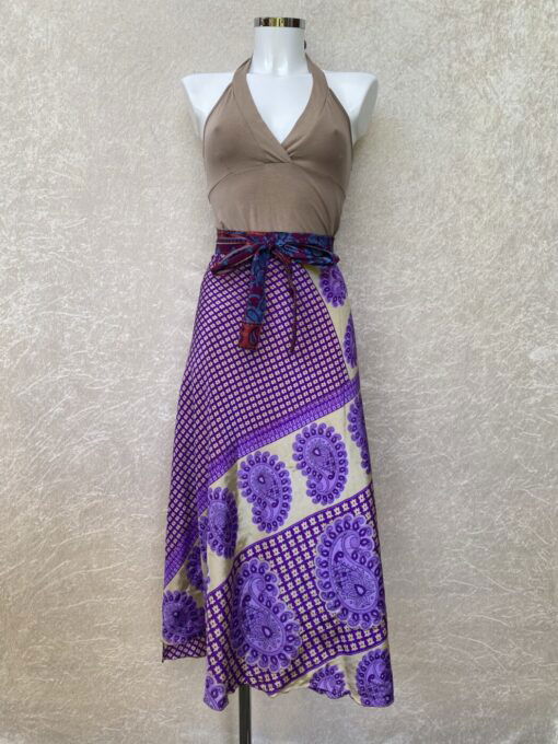 Vintage sari wikkelrok uit India, die aan twee kanten te dragen is. Dubbelzijdig dus! Gemaakt van tweedehands sari's dus elke rok is uniek. Past met maten XS-XXL. Upcycled en recycled fashion uit India.