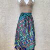 Vintage sari wikkelrok uit India, die aan twee kanten te dragen is. Dubbelzijdig dus! Gemaakt van tweedehands sari's dus elke rok is uniek. Past met maten XS-XXL. Upcycled en recycled fashion uit India.