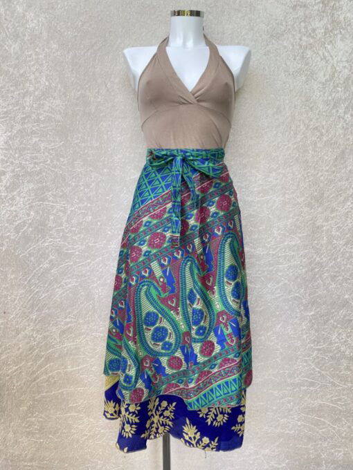 Vintage sari wikkelrok uit India, die aan twee kanten te dragen is. Dubbelzijdig dus! Gemaakt van tweedehands sari's dus elke rok is uniek. Past met maten XS-XXL. Upcycled en recycled fashion uit India.